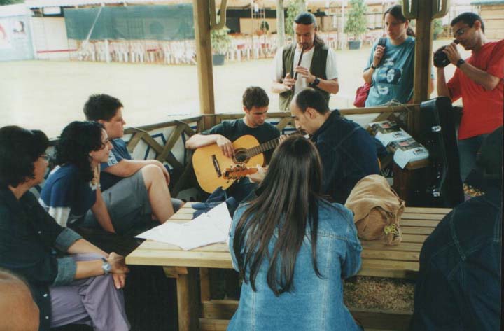 suonando e cantando